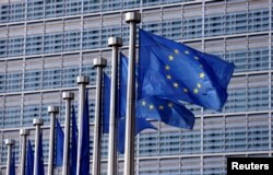 แนวธงสหภาพยุโรป (อียู) ที่หน้าที่ทำการใหญ่อียูในกรุงบรัสเซลส์ ประเทศเบลเยียม เมื่อ 20 เม.ย. 2559