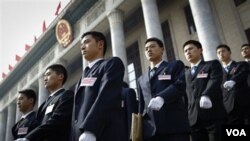 Pasukan keamanan Tiongkok berbaris di muka gedung parlemen setelah pembukaan sidang parlemen tahunan Kongres Nasional Rakyat. di Beijing, Minggu (6/3).