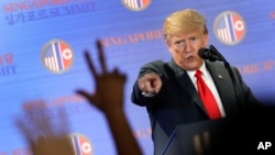 Presiden AS, Donald Trump, menjawab pertanyaan tentang pertemuan puncak dengan pemimpin Korea Utara, Kim Jong Un, dalam sebuah konferensi pers di resor Capella di Pulau Sentosa, Selasa, 12 Juni 2018 di Singapura (foto: AP Photo/Wong Maye-E)