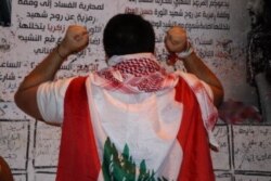 Demonstrators gather in the evenings by a wall of graffiti near the Parliament to pound their fists, rocks and sticks on the wall, venting their anger with noise, pictured in Beirut on Nov. 14, 2019. (Heather Murdock/VOA)