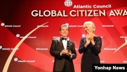 문재인 한국 대통령이 19일 뉴욕 인트레피드 해양항공우주박물관에서 크리스틴 라가르드 IMF 총재로부터 대서양협의회 세계시민상을 수상하고 있다.