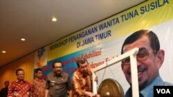 Gubernur Jawa Timur Soekarwo (kedua dari kanan) mendampingi Menteri Sosial Salim Segaf al-Jufri membuka workshop penanganan masalah PSK di Jawa Timur, Senin 18/6 (foto: Petrus Riski).