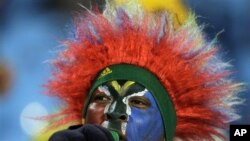 A South African soccer fan blows a vuvuzela in Pretoria, 16 Jun 2010