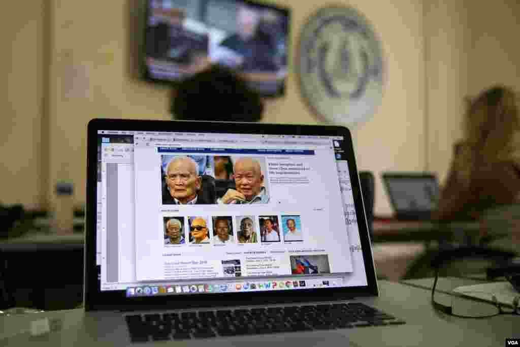 At the media room at the Extraordinary Chambers in the Courts of Cambodia (ECCC), journalists watch a live-stream of the testimony of Kaing Guek Eav, alias Duch, former Chairman of S-21 on trial in case 002/02 at UN-backed court in Phnom Penh, Tuesday, June 07, 2016. (Neou Vannarin/VOA Khmer)