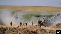 15일 이스라엘 군이 가자지구를 향해 포격을 하고 있다.