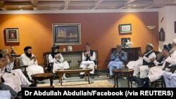 Mantan presiden Afghanistan Hamid Karzai didampingi oleh utusan utama pemerintah lama bertemu dengan delegasi Taliban dalam foto yang diunggah pada 19 Agustus 2021. (Foto: Dr Abdullah Abdullah/Facebook via Reuters)