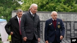 Presiden Joe Biden tiba dalam acara peringatan Hari Pahlawan di Veterans Memorial Park, di New Castle, Delaware, Minggu, 30 Mei 2021. 