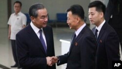 왕이 중국 외교부장이 지난 2일 평양공항에서 북한 정부 관계자들의 영접을 받았다.