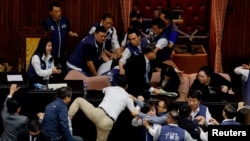 台湾立法院审议“国会改革”相关法案，朝野立委大打出手，共计6名立委受伤送医。（路透社）