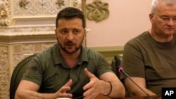 ប្រធានាធិបតី​អ៊ុយក្រែន​លោក Volodymyr Zelenskyy ចូល​រួម​ប្រជុំ​ជាមួយ​នាយករដ្ឋ​មន្ត្រី​អៀរឡង់លោក Leo Varadkar នៅ​ក្នុង​ទីក្រុងកៀវ ប្រទេស​អ៊ុយក្រែនកាលពីថ្ងៃទី​១៩ កក្កដា ឆ្នាំ២០២៣។(Clodagh Kilcoyne/Pool via AP)