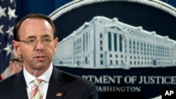 Wakil Jaksa Agung AS Rod Rosenstein berbicara dalam konferensi pers di kantor Departemen Kehakiman mengenai kasus peretas Iran yang dituduh melakukan kejahatan siber adn pemerasan, di Washington, 28 November 2018.