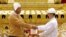 Presiden Htin Kyaw (kiri) menerima tanda kepresidenan dari mantan Presiden Thein Sein, dalam serah terima jabatan Presiden Myanmar di Naypyitaw (30/3).