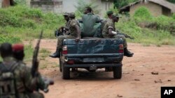 Des militaires ivoiriens patrouillent dans le village de Keibly, en Côte d'ivoire, 31 mai 2011.