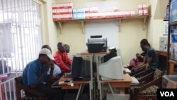 Des Congolais surfent le Net dans un cyber café à Kinshasa, République démocratique du Congo. - VOA/ Nick Long