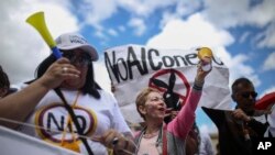 Para pendukung anti perjanjian perdamaian antara FARC dengan pemerintah Kolombia berkumpul di luar Kongres di Bogota, Kolombia, 30 November 2016. (AP Photo/Ivan Valencia) 