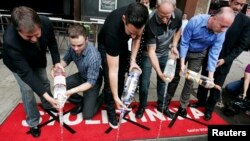 Para aktivis hak kelompok gay AS di California mengosongkan botol-botol vodka Rusia ke selokan sebagai protes atas adanya UU anti-gay di Rusia (foto: dok).