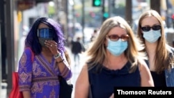 15일 미국 로스앤젤레스에서 마스크를 쓴 행인들.