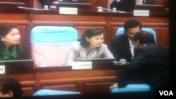 រូប​ថត​ពី​កញ្ចក់​ទូរទស្សន៍​នេះ​បង្ហាញ​​លោក​ស្រី មួរ សុខហួរ នៅ​ក្នុង​រដ្ឋសភា​កាល​ពី​ថ្ងៃ​អង្គារ​ទី​២៧ ខែ​សីហា ឆ្នាំ​២០១៤​។