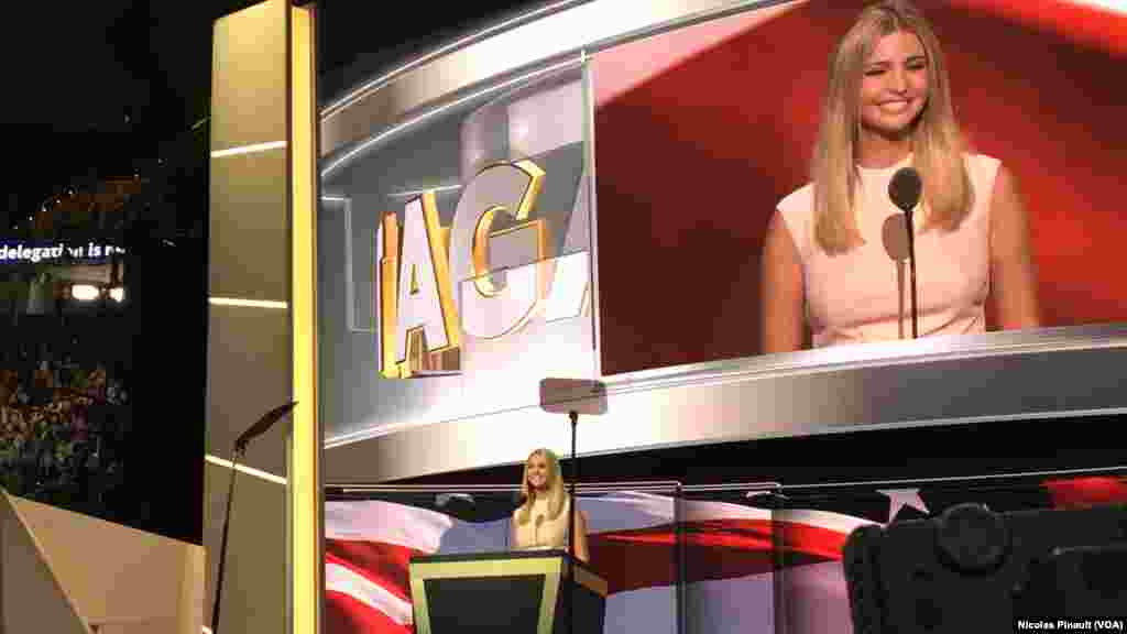 Ivanka Trump introduit son père Donald Trump pour son discours d’investiture comme candidat républicain à la présidentielle d’octobre 2016, à Cleveland, Ohio, 21 juillet 2016. (VOA/Nicolas Pinault).