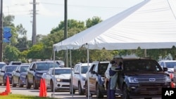 7월 29일 미국 플로리다주 마이애미 데이드 대학에 마련된 코비드-19 검사소에 차들의 행렬이 이어지고 있다. 