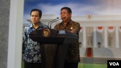 Juru Bicara Presiden Julian Aldrin Pasha dan Mensesneg Sudi Silalahi mengumumkan tanggapan Presiden terkait pengunduran diri Gita Wirjawan sebagai Menteri Perdagangan, Sabtu (1/2). (VOA/Andylala)