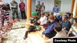 Pangdam Iskandar Muda Mayjen TNI Agus Kriswanto berdialog dengan sebagian warga desa Suka Makmur, kecamatan Gunung Meriah, Singkil, Aceh hari Rabu 14/10 (foto: courtesy Radio XTRA FM Singkil).