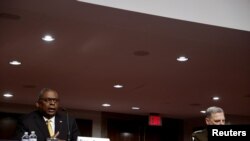 로이드 오스틴 미국 국방장관(왼쪽)과 마크 밀리 합참의장이 10일 상원 군사위 청문회에서 증언했다.