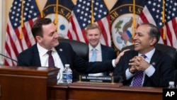 （资料照）美国国会众议院美中战略竞争特设委员会主席麦克·加拉格尔（左）和委员会首席民主党议员垃贾·克里希纳莫提在国会山上一场委员会听证会上交谈。（2023年2月28日）