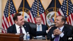 资料照：美国众议院美国与中国共产党战略竞争特设委员会主席麦克·加拉格尔(左)与副主席拉贾·克里希那莫提。(2023年2月28日）