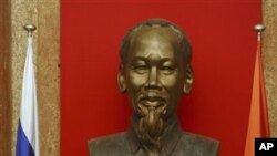 俄罗斯总统梅德韦杰夫(左)和越南国家主席阮明哲2010年10月在河内