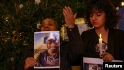 Teman dan kerabat dari jurnalis Reuters, Issam Abdallah, yang tewas terbunuh di selatan Lebanon, menggelar peringatan satu minggu tewasnya Issam dalam sebuah acara di Beirut, pada 20 Oktober 2023. (Foto: Reuters/Amr Alfiky)