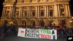 Para demonstran pro-Palestina di Paris, Perancis membawa spanduk bertuliskan: 'Palestina akan tetap jaya, Palestina akan menang' (foto: dok). Aksi demonstrasi pro-Palestina berlangsung di kota-kota besar Eropa. 