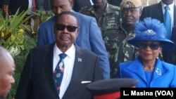 Le président du Malawi, Peter Mutharika, et la première dame Getrude Mutharika au stade Kamuzu à Bantyre. (L. Masina / VOA)