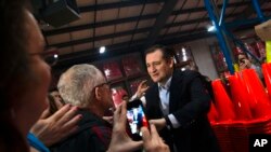 បេក្ខជន​ប្រធានាធិបតី​ខាង​គណបក្ស​សាធារណរដ្ឋ​ Ted Cruz ស្វាគមន៍​អ្នក​គាំទ្រ​មុន​នឹង​ឡើង​និយាយ​នៅ​ឯ​យុទ្ធនាការ​មួយ​ក្នុង​រដ្ឋ​ Wisconsin កាល​ពី​ថ្ងៃ​ទី​២៥​ ខែ​មិនា​ ឆ្នាំ​២០១៦។​