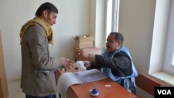 Saylovchilardan biri ovoz bermoqda.