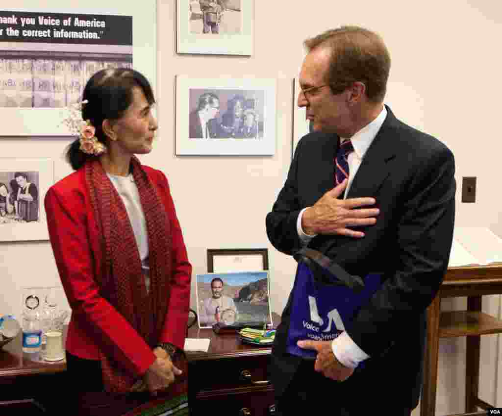 昂山素季和美国之音台长David Ensor 交谈