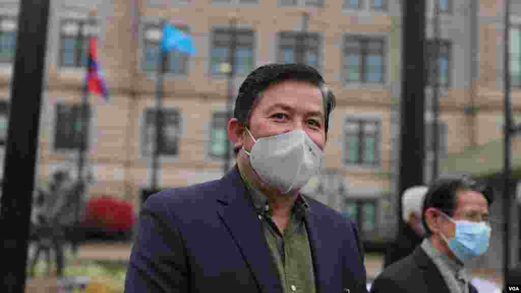 លោក ឡុង រី អតីតតំណាងរាស្ត្រគណបក្សសង្គ្រោះជាតិដែលត្រូវបានតុលាការកំពូលកម្ពុជារំលាយ បានចូលរួមការប្រមូលផ្តុំគ្នារបស់សមាជិកគណបក្សសង្គ្រោះជាតិ ដើម្បីប្រារព្ធ​ខួប ២៩ ឆ្នាំ​នៃ​កិច្ច​ព្រមព្រៀង​សន្តិភាព​ទី​ក្រុង​ប៉ារីស​ ទាមទារ​ឲ្យ​លោក​នាយក​រដ្ឋមន្ត្រី​ហ៊ុន សែន​ ឈប់