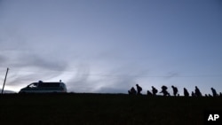 پناهجویان افغان از طریق قاچاق با عبور از چندین کشور و با قبول خطرات زیاد حتی مرگ خود را به کشور های اروپایی می رسانند