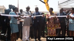 Coupure ruban par le premier ministre Komi Sélom Klassou et le président de l'Assemblée nationale Dama dramani, à Lomé, Togo, le 27 novembre 2017. (VOA/Kayi Lawson)