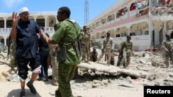 Security forces assist Abdalla Boss, a Somali Member of Parliament who was wounded following a car bomb claimed by al Shabaab Islamist militants outside the president's palace in the Somali capital of Mogadishu, August 30, 2016. 
