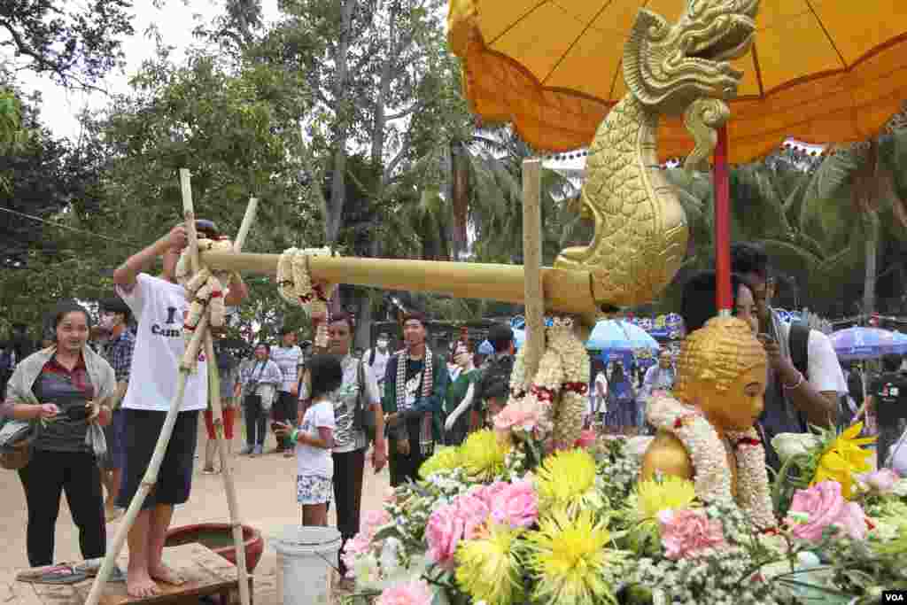 ក្មេង​ប្រុស​ម្នាក់​ស្រោច​ទឹក​លើ​ពុទ្ធបដិមា​មួយ​ក្នុង​ពិធី​មួយ​មុន​ចូល​ឆ្នាំ​ខ្មែរ​នៅ​វត្ត​ជ្រោយ​អំពិល​ខ័ណ្ឌ​ច្បារអំពៅ​រាជធានី​ភ្នំពេញ​កាលពី​ថ្ងៃសៅរ៍​ទី០៩ ខែមេសា​នេះ។ ប្រជាជន​ខ្មែរប្រារព្ធ​ពិធី​បុណ្យ​ចូលឆ្នាំ​ខ្មែរ​ចាប់ពី​ថ្ងៃទី ១៣​ដល់ទី១៦​ខែមេសា​ឆ្នាំ២០១៦​នេះ នៃ​ឆ្នាំ​វក សត្វ​ស្វា។ (ឡេង ឡែន/VOA)&nbsp;