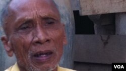 តា​អាន ឬ ឱម អាន ​អតីត​កម្មាភិបាល​ខ្មែរ​ក្រហម​និយាយ​ក្នុង​បទ​សម្ភាសន៍​ផ្តាច់​មុខ​មួយ​ជាមួយ​ VOA កាល​ពី​ថ្ងៃ​ទី​២៧ ខែ​កក្កដា ឆ្នាំ​២០១១ នៅ​ផ្ទះ​របស់​លោក​នៅ​ស្រុក​កំរៀង​ ខេត្ត​បាត់ដំបង។ (សុខ ខេមរា/VOA)