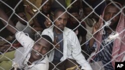 ፋይል ፎቶ - ኢትዮጵያውያን ፍልሰተኞች በምዕራብ የመን ከተማ ሃራዳ (Haradh) ውስጥ ወደ ሌላ ሃገር ለመጓዝ እየጠበቁ እአአ 2012 (ፎቶ አሶሽየትድ ፕረስ/AP Photo)