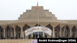 Le siège de l'Assemblée nationale qui abrite désormais le CNT, à N'Djamena, au Tchad, le 5 octobre 2021. (VOA/André Kodmadjingar)