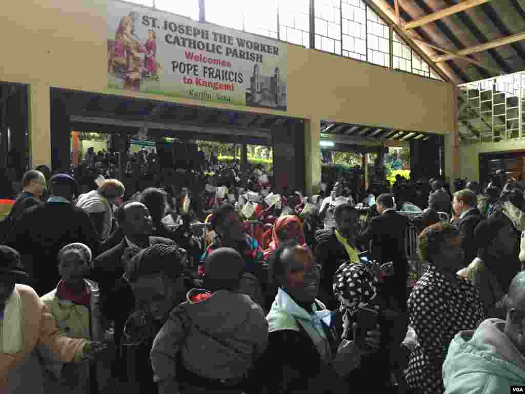 Yayin Da Jama&#39;a Ke Jiran Isowar Fafaroma A Kangami Kasar Kenya, Nuwamba 27, 2015. &nbsp;