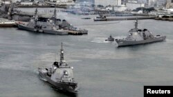 지난 2012년 12월 일본 남부 사세보 기지에서 출항 중인 해상자위대소속 묘코 이지스 구축함(왼쪽). (자료사진)