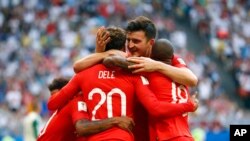 Dele Alli, à gauche, Harry Maguire, au centre et Marcus Rashford, de l’équipe anglaise, jubilent après leur deuxième but lors du quart de finale du mondial contre la Suède à la Samara Arena, Russie, 7 juillet 2018