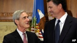 科米宣誓就任联邦调查局局长前与前任穆勒交谈。（2013年9月4日）