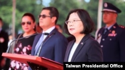 蔡英文于洪都拉斯总统伉俪访华军礼欢迎仪式上致词（台湾总统府提供 2016年10月3日资料照片）