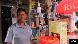 អ្នកស្រី​អ៊ិន សុភា​ វ័យ​៥៩ឆ្នាំ ជា​ម្តាយ​របស់​អ្នកស្រី​អ៊ិន រដ្ឋា។ អ្នកស្រី​បាន​ប្រាប់​វីអូអេ​ថា អ្នកស្រី​ចង់​ឲ្យ​ស្ថាប័ន​ពាក់ព័ន្ធ​ជួយ​ធ្វើ​យ៉ាងណា​ការពារ​ការងារ​កូន​របស់​អ្នកស្រី។ (ផន បុប្ផា/VOA)